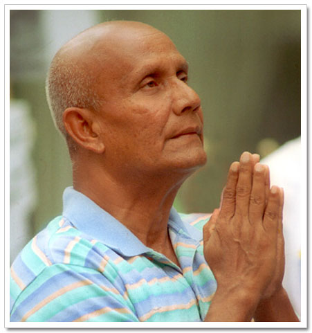 Sri Chinmoy meditating